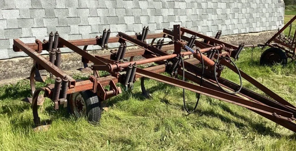 IHC 14 ft solid frame cultivator with hydraulic.