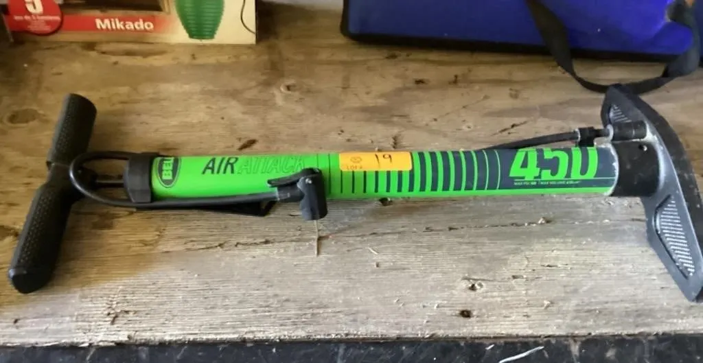 Manual bicycle pump