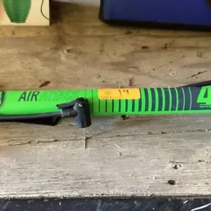 Manual bicycle pump