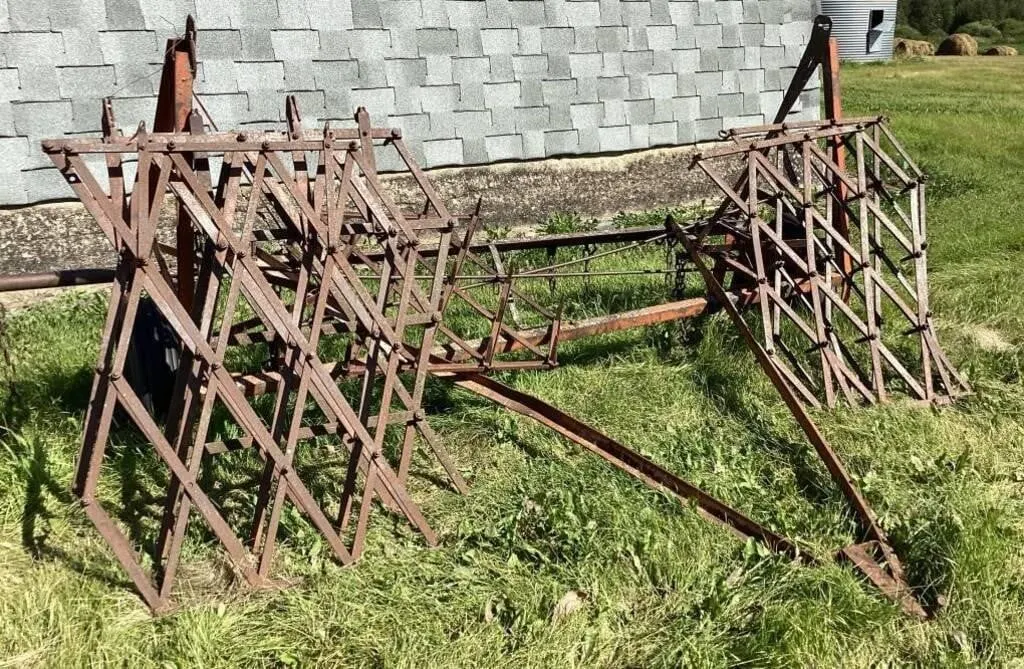 Fold up harrow bar with 6 diamond harrows