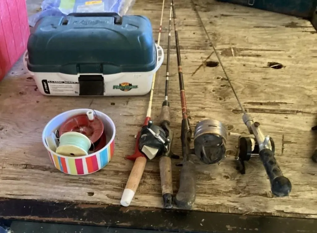 Fishing tackle box. 4 rods