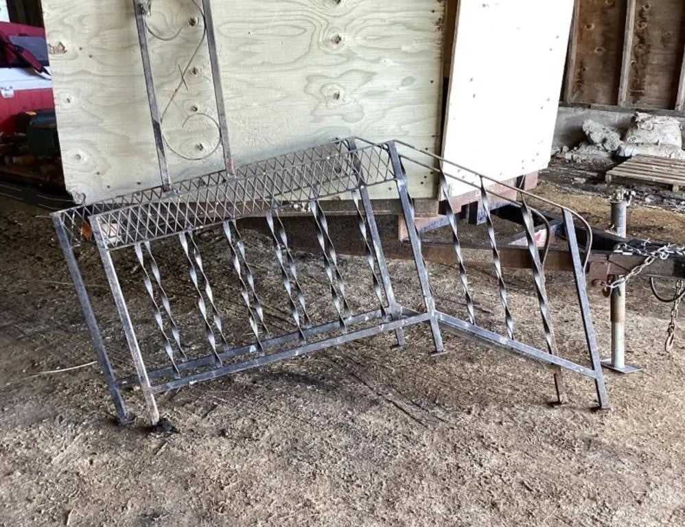 Steel decorative step railing