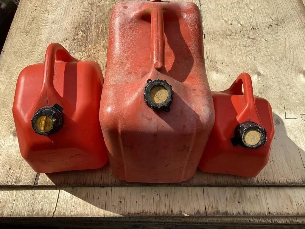 Quantity of 3 gas cans