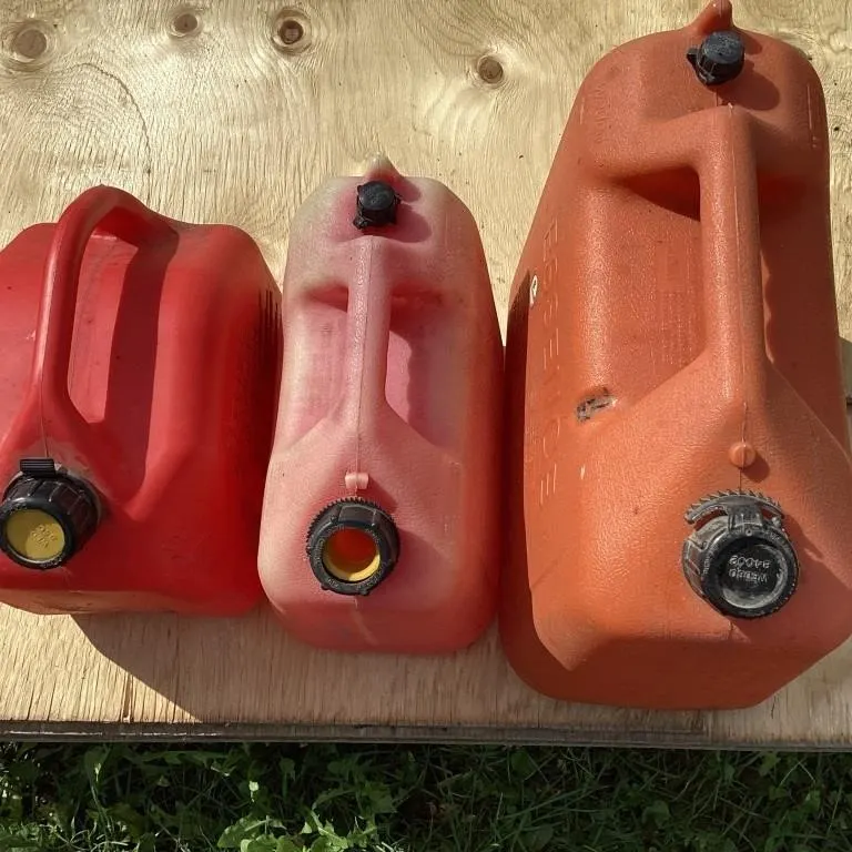 Quantity of 3 gas cans