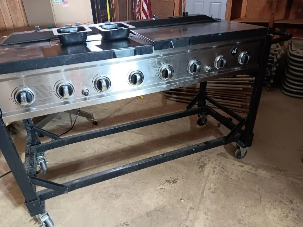 Large gas grill, no bottle