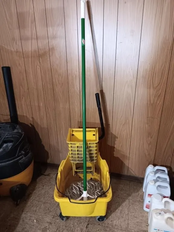 Rubbermaid Brute Mop Bucket & Libman Mop