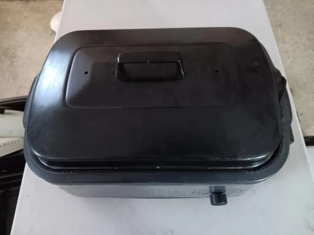 Nesco 18 Qt. Roaster oven. Used. Untested.