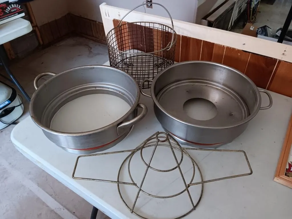 Deep fryer basket and accessories