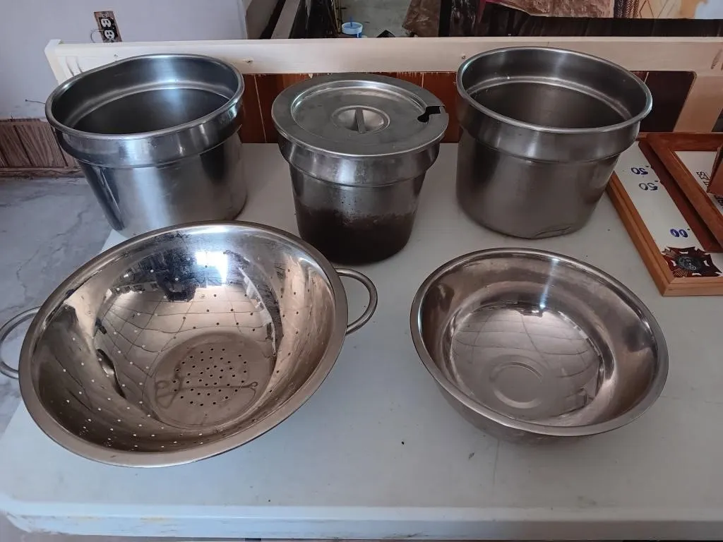 Stainless pots,bowl and colander
Measurements