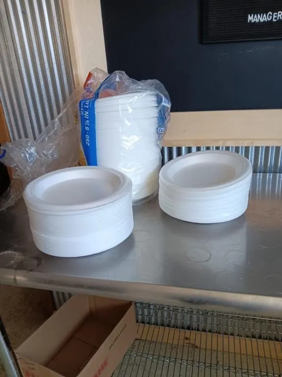 Hefty Supreme Lunch Plates. Eight Inch. Quantity