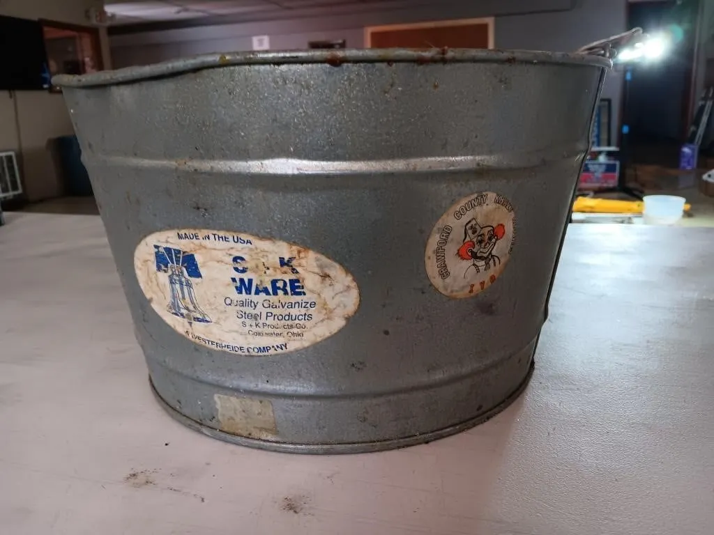 Galvanized bucket with handle