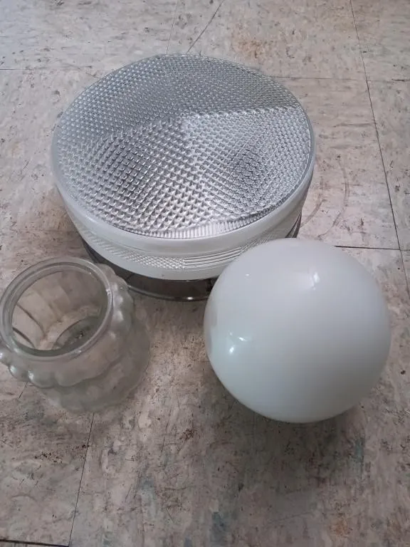 Ceiling light and globes
Measurements 10inch
