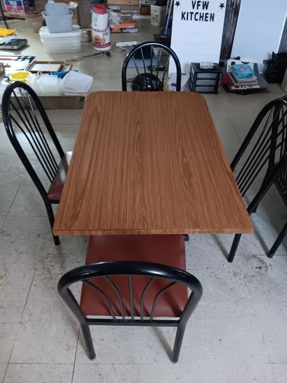 Table 42Lx27Wx29.5H with four chairs
