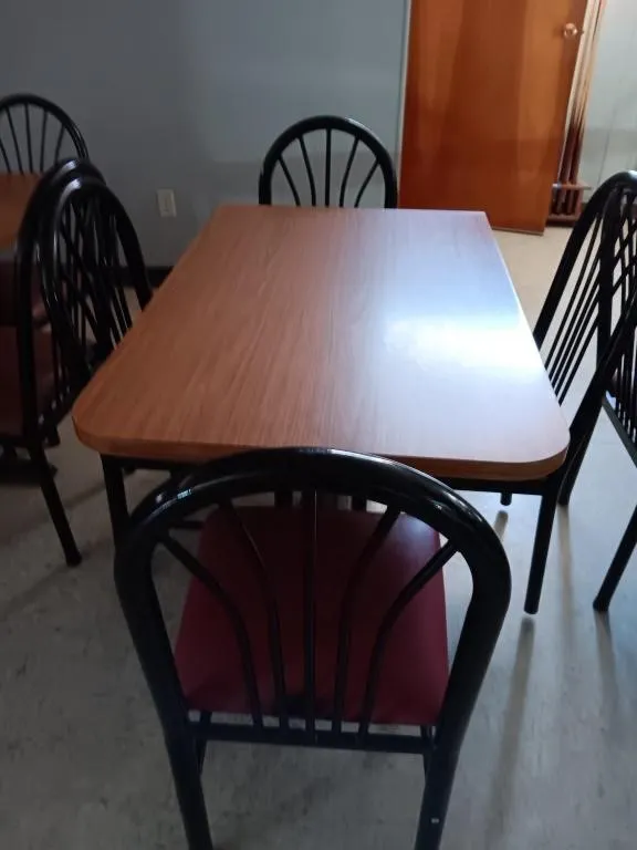 Table 42x27x29.5 with four chairs