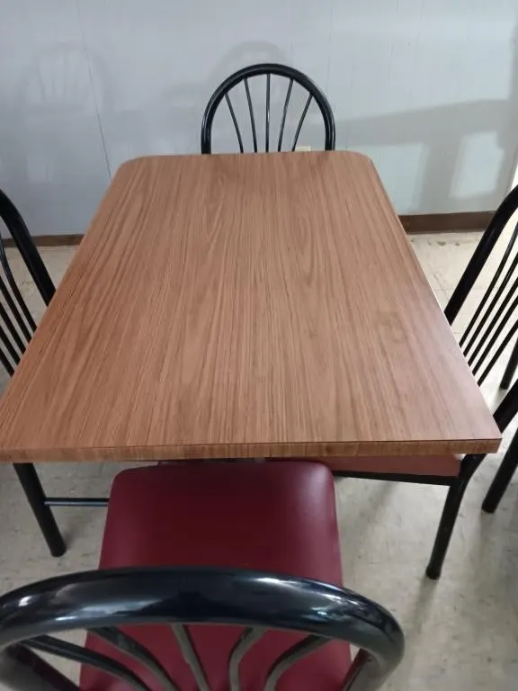 Table 42x27x29.5 & four chairs