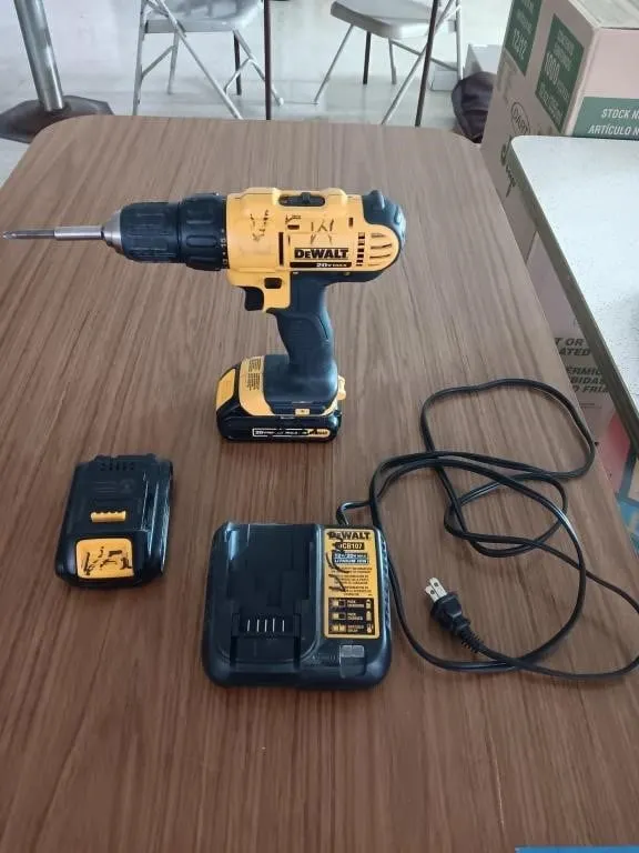 DEWALT 20V SCREWDRIVER WITH CHARGER AND EXTRA