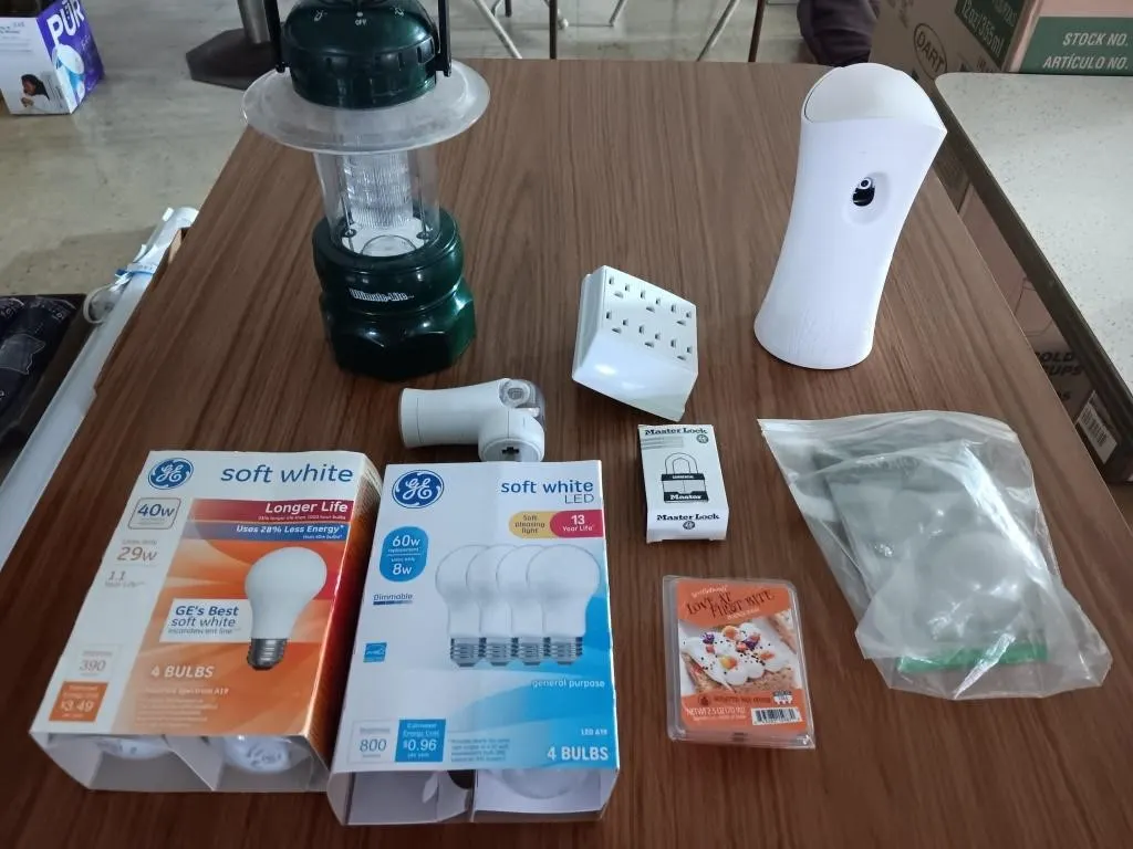 Assortment of light bulbs, battery powered