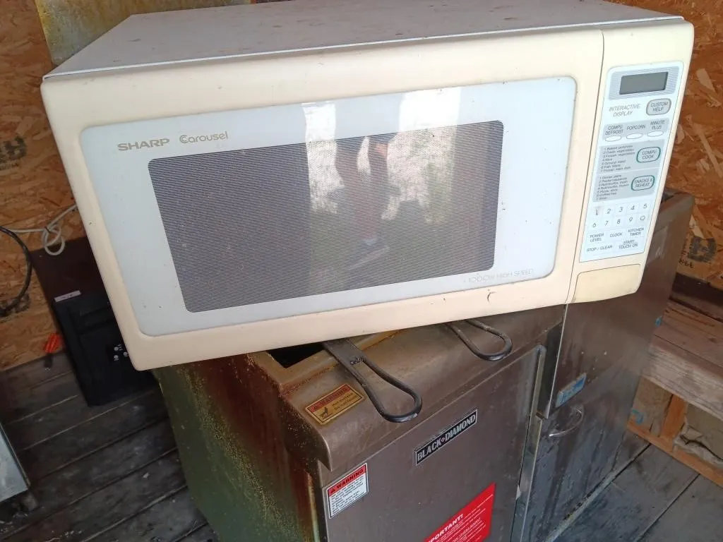 Sharp Carousel Microwave. Untested.