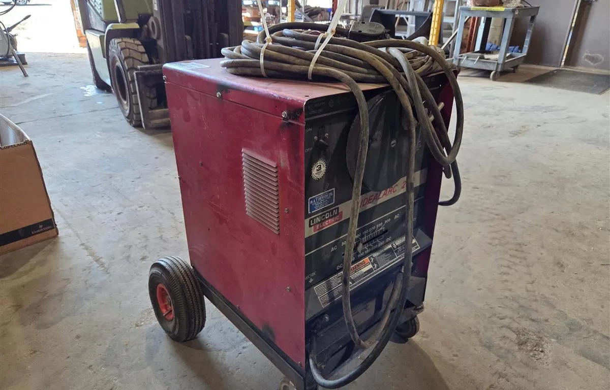 Lincoln Idealarc AC/DC Welder
UNRESERVED