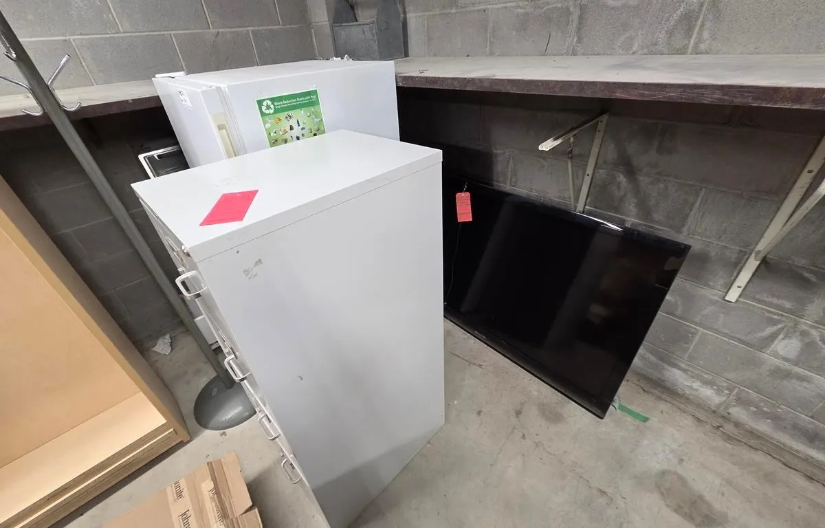 Office Furniture & Appliance Assortment
UNRESERVED