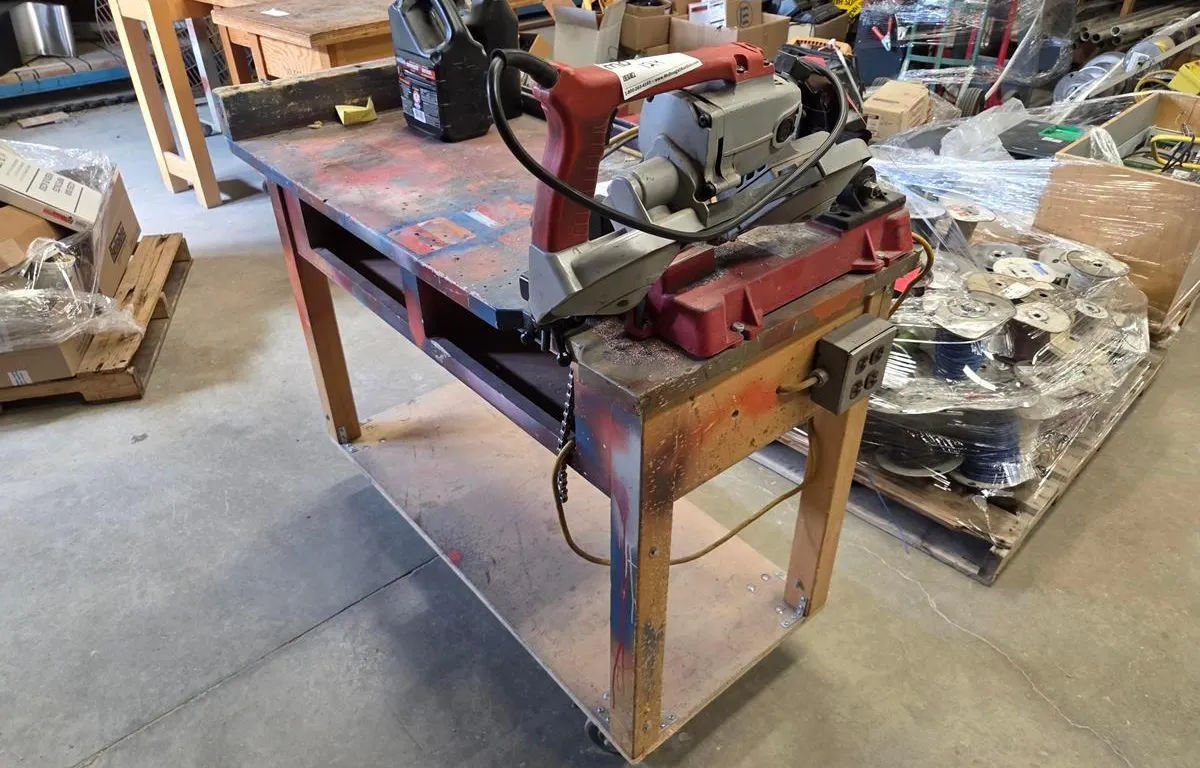 Milwaukee Heavy Duty Bandsaw w/ Rolling Stand
UNRESERVED