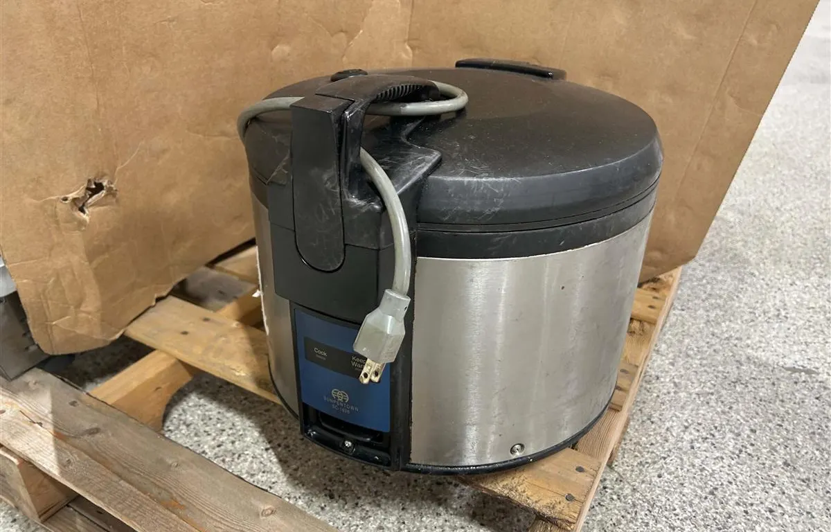Sunpentown SC-1623 Rice Cooker/Warmer
UNRESERVED