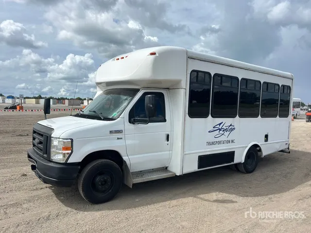 2015 Ford E-350 Starcraft 4x2 5-Seat Mini Bus