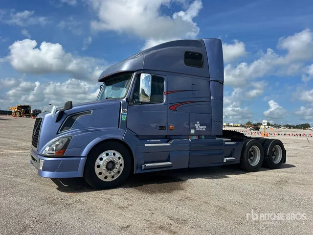 2007 Volvo VNL 6x4 T/A Sleeper Truck Tractor