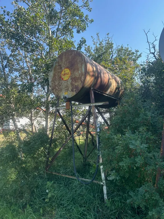 SHELL 500 GALLONSPLIT DIESEL FUEL TANK ON STEEL STAND