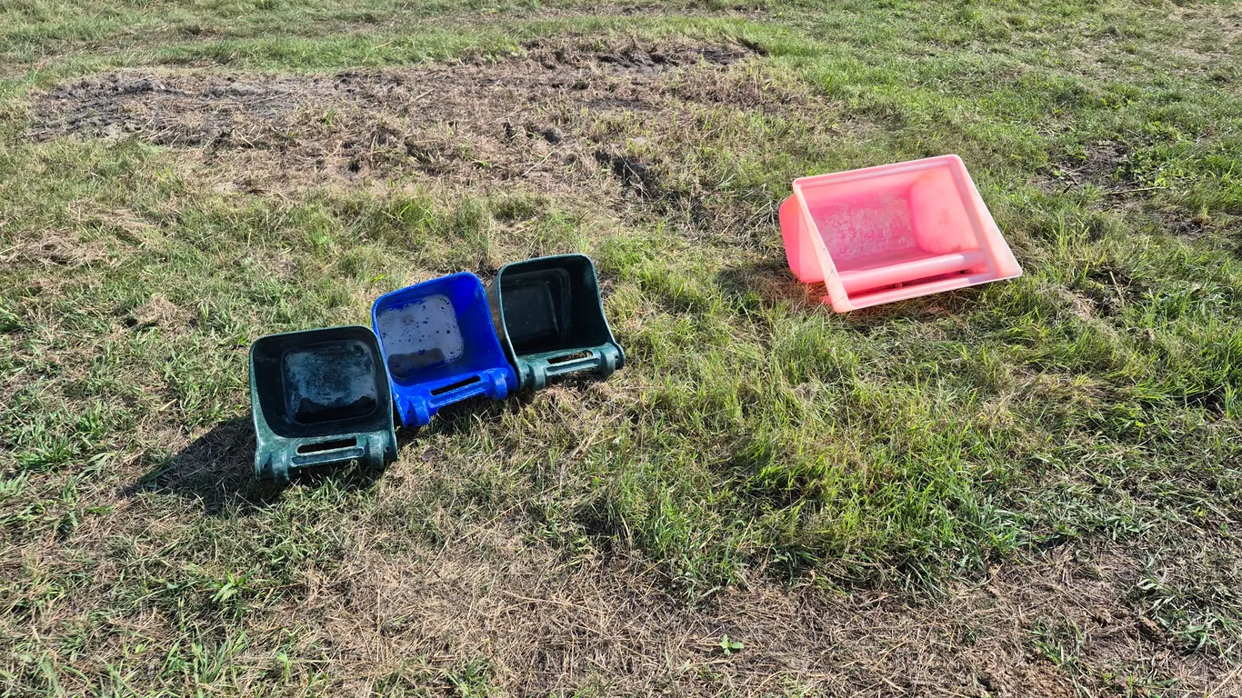 PLASTIC FEEDERS