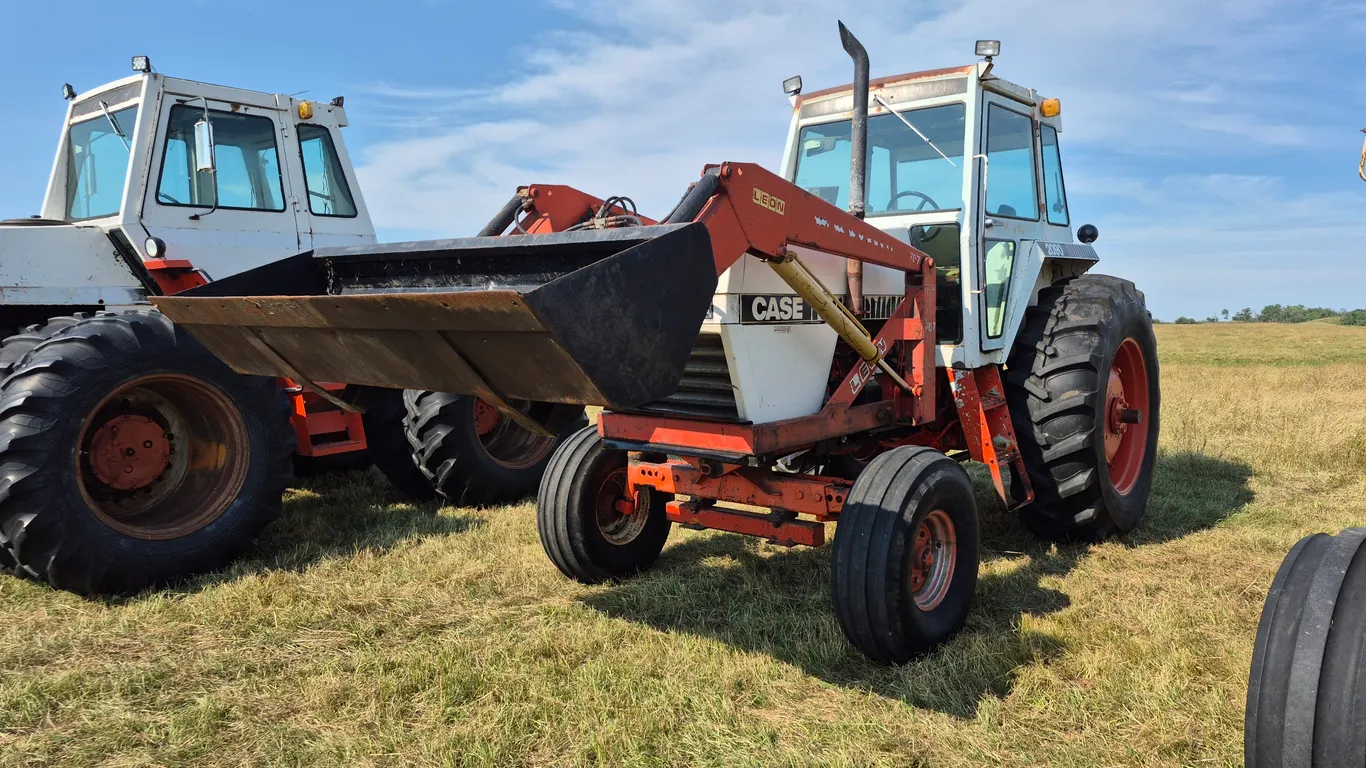 CASE 2090 2WD TRACTOR W/ 707 LEON LOADER