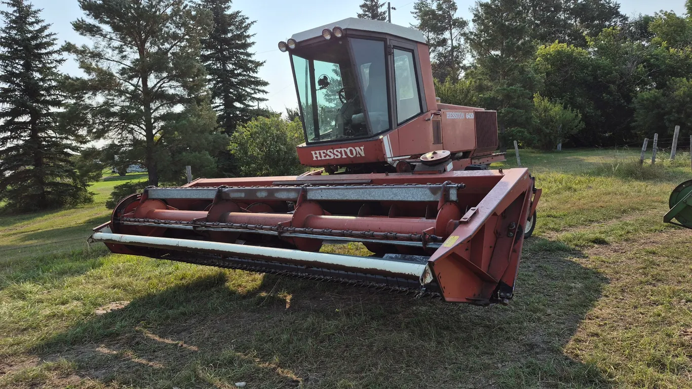 1981 14' HESSTON 6450 WINDROWER