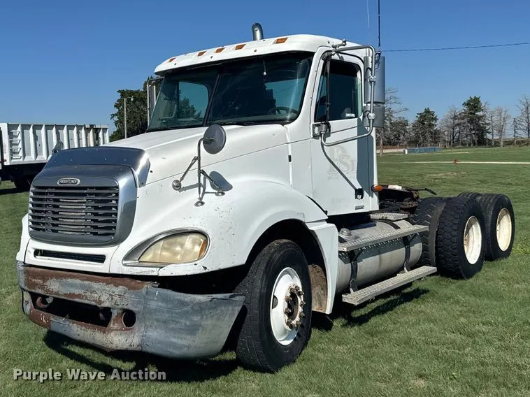 2002 Freightliner Columbia semi truck