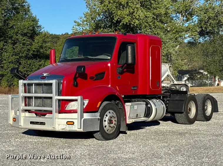 2017 Peterbilt 579 semi truck