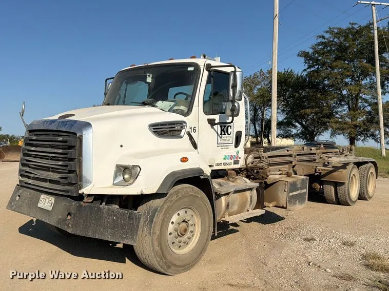 2015 Freightliner 114SD hook lift truck