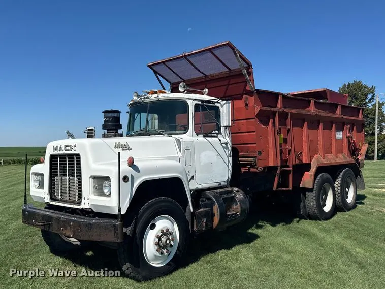 1989 Mack RD manure spreader truck