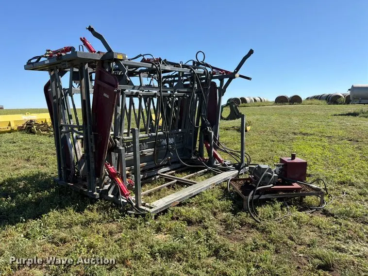 WW Livestock Systems squeeze chute