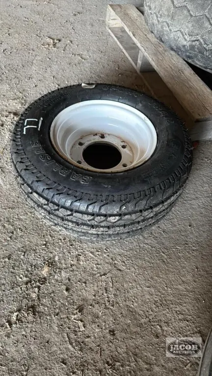 CARLISLE 205/65-10 95M TIRE AND RIM