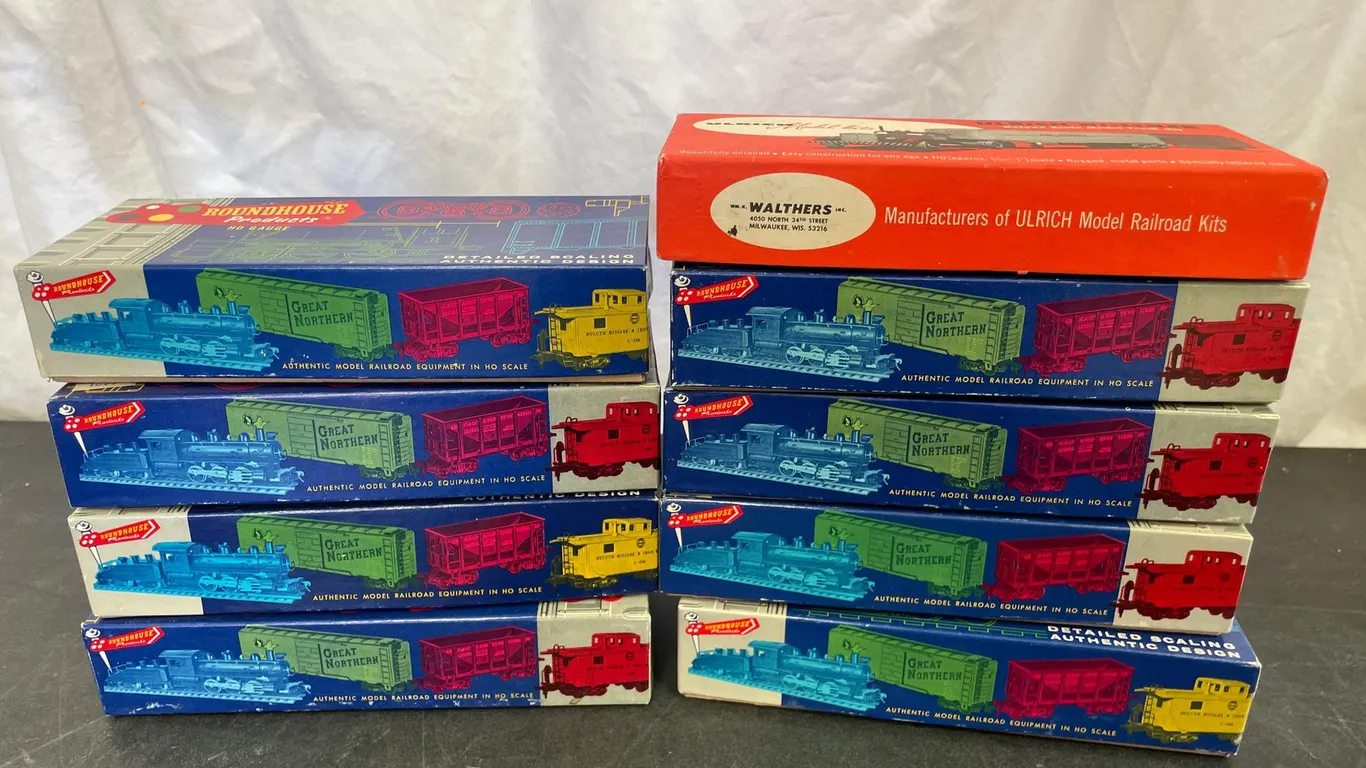 Lot of (9) Roundhouse HO Gauge Train Cars