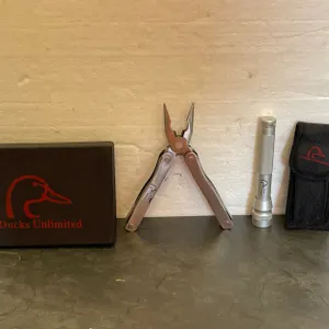 Duck's Unlimited Swiss Army Knife and Flashlight Gift Set