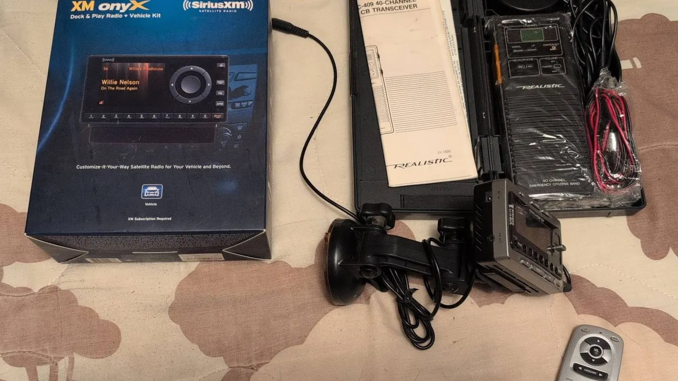 Satellite Radio Lot: XM onyX SiriusXM Vehicle Kit, Sirius Streamer GT, Realistic CB
