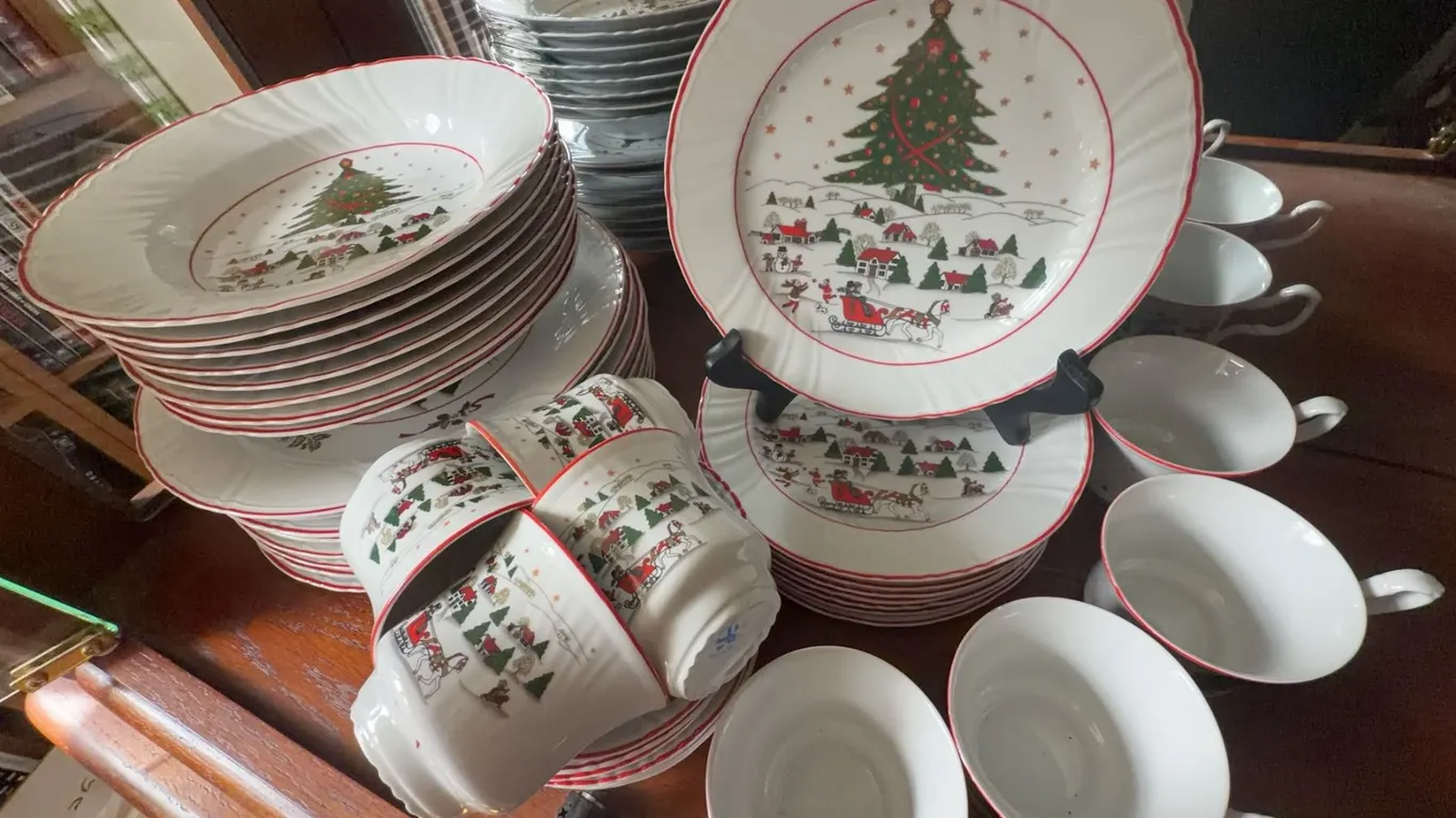 ARPO Romania Porcelain Christmas Dinnerware Set