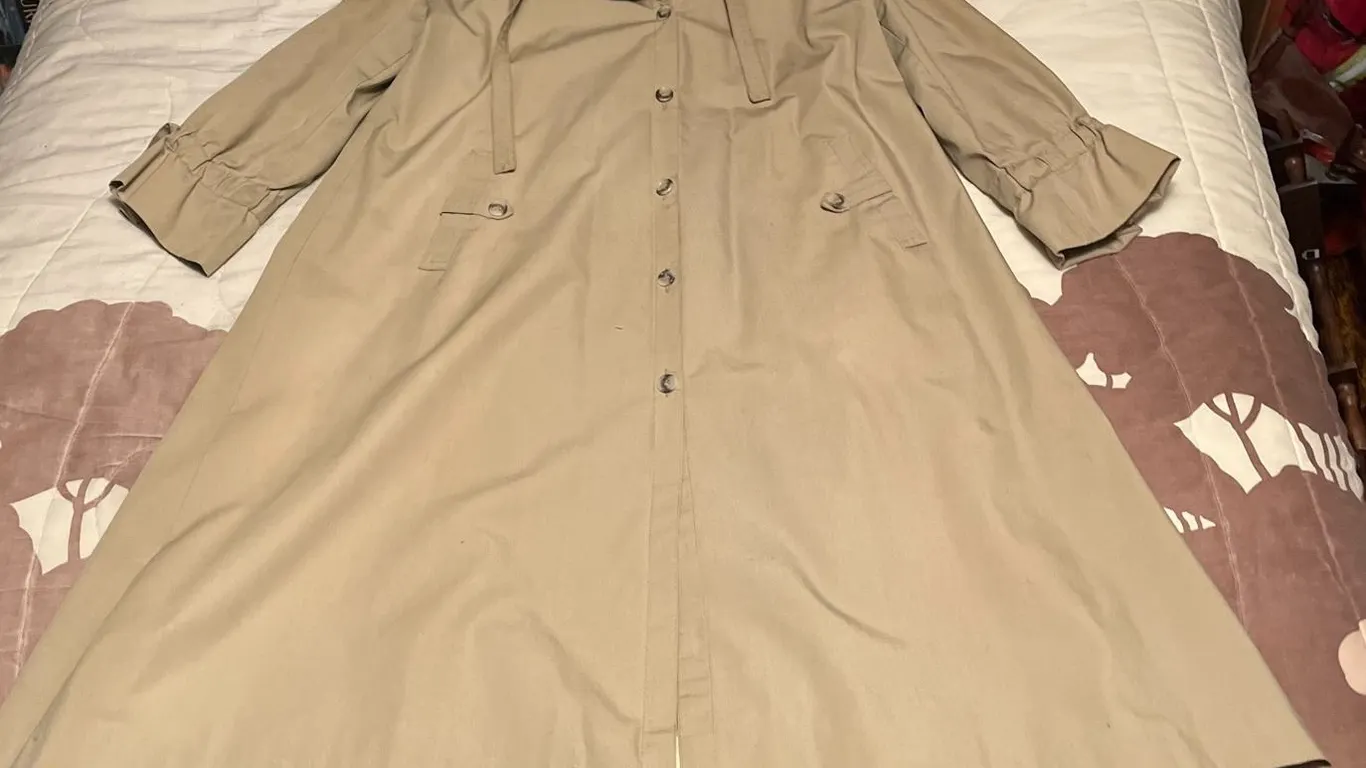 Opera Montreal Beige Trench Coat, Size 9/10, Made in Canada