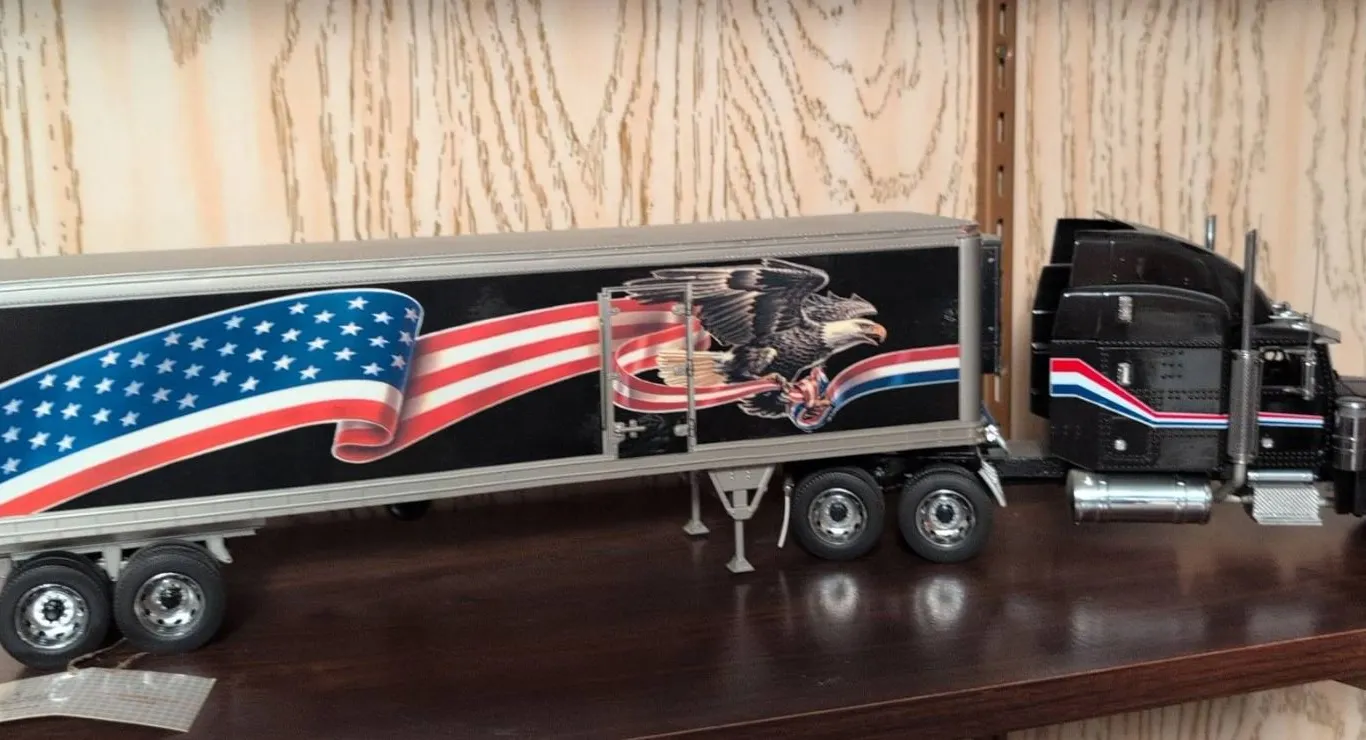 Franklin Mint 1:32 Scale Peterbilt Die-Cast Truck and Refrigerated Trailer