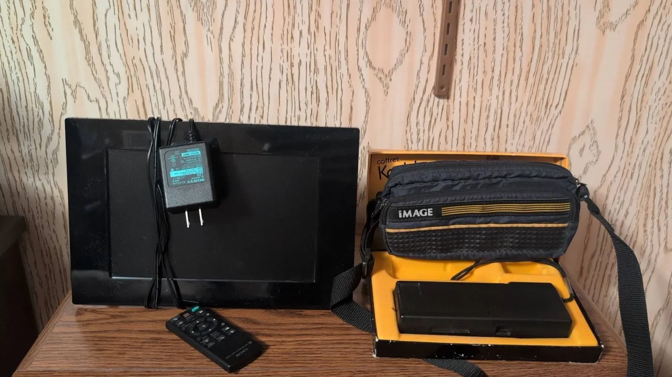 Kodak Ektralite 10 Camera Outfit and Digital Photo Frame Bundle