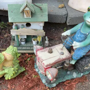 Garden Decor Ornaments with Frog Figures and Birdhouse