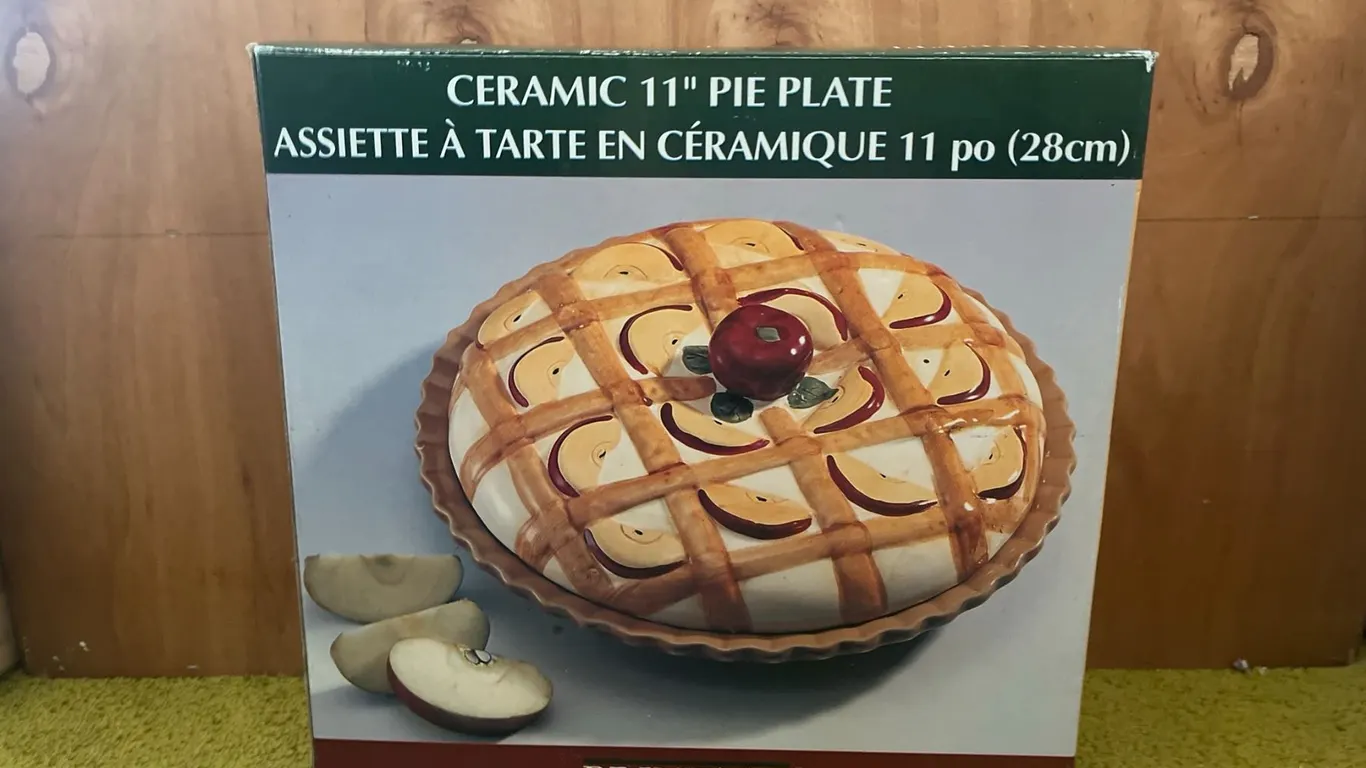 Prinetti Ceramic Pie Plate with Decorative Apple Design