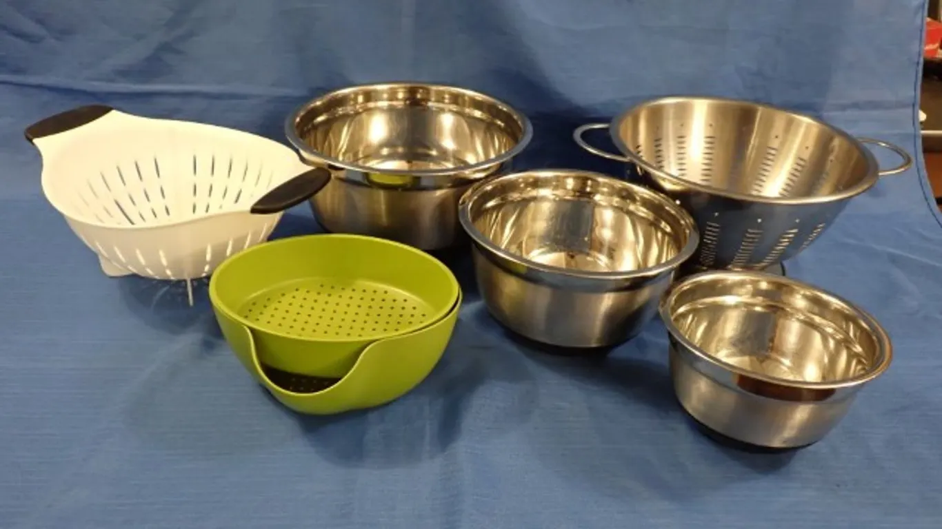 Stainless Steel Mixing Bowls & Colander+