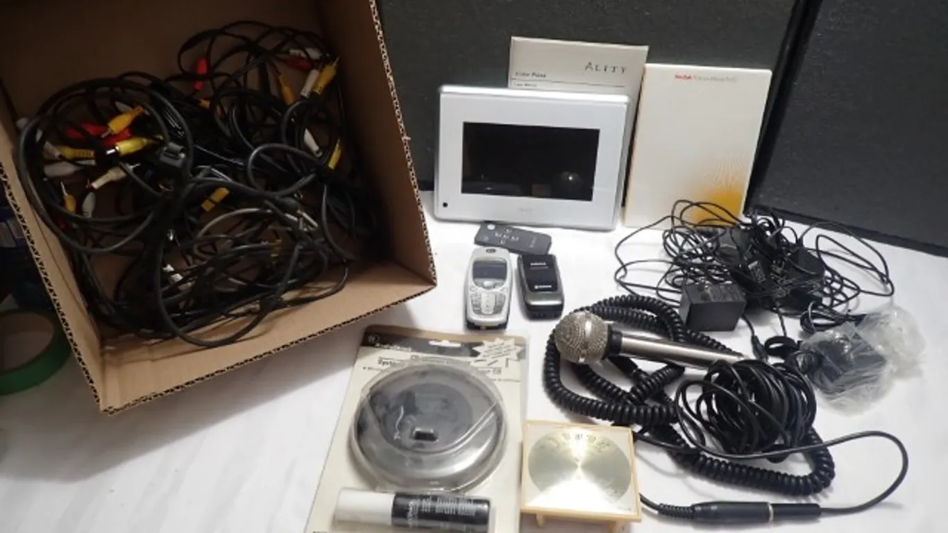 Miscellaneous Electronic Items Lot