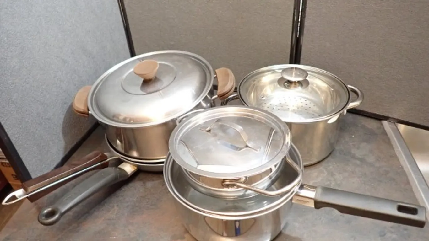 Assorted Cooking Pots/Pans
